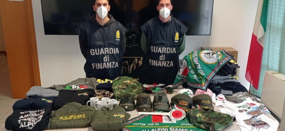 Cappelli e magliette degli alpini contraffatti, all’Adunata sequestrati 1.200 gadget delle Penne nere